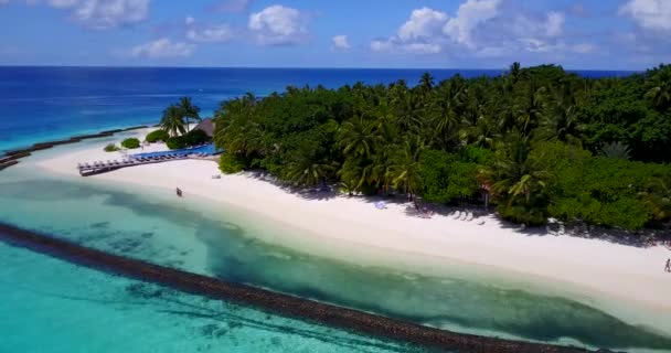 Med Vågbrytare Runt Strandlinjen Sommar Koppla Maldiverna Sydasien — Stockvideo