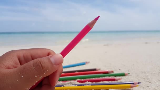 Osoba Trzymająca Kolorowe Ołówki Plaży Przyroda Dominikany Karaiby — Wideo stockowe