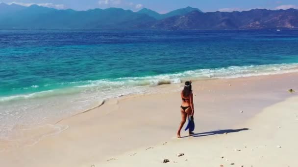 Γυναίκα Περπάτημα Πτερύγια Εξοπλισμού Στην Παραλία Του Καλοκαιριού — Αρχείο Βίντεο