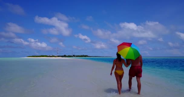 Giovane Uomo Donna Che Camminano Acqua Mare Con Ombrellone Bella — Video Stock