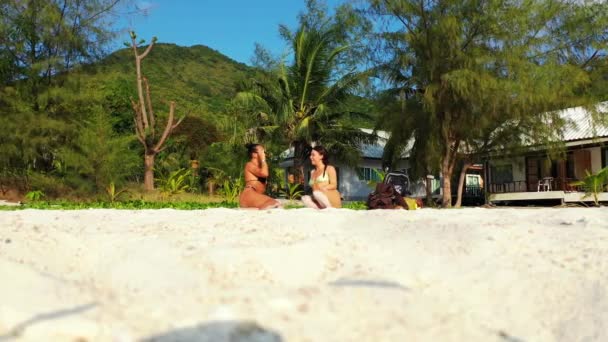 Duas Jovens Amigas Sentadas Costa Mar Areia Conversando Mulheres Bonitas — Vídeo de Stock