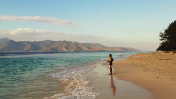 Pescador Pescando Con Una Caña Playa Del Océano Puesta Sol — Vídeos de Stock