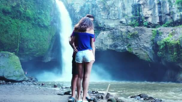 Video Cuplu Romantic Turiști Picioare Împreună Aer Liber Lângă Cascadă — Videoclip de stoc