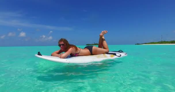 Vídeo Menina Bronzeada Atlética Deitada Prancha Surf Balançando Nas Ondas — Vídeo de Stock