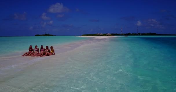 Flygfoto Vackra Unga Kvinnor Njuter Tropisk Semester Maldiverna — Stockvideo