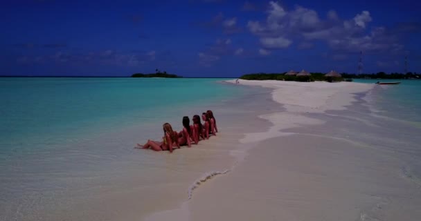 Vista Aérea Las Mujeres Las Aguas Turquesas Las Maldivas Vacaciones — Vídeos de Stock
