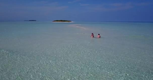 Pareja Romántica Playa Tropical — Vídeo de stock