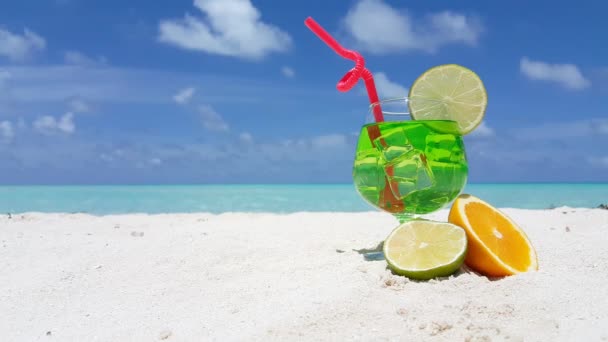 Cocktail Mit Orange Und Limette Strand Tropischer Urlaub Auf Den — Stockvideo