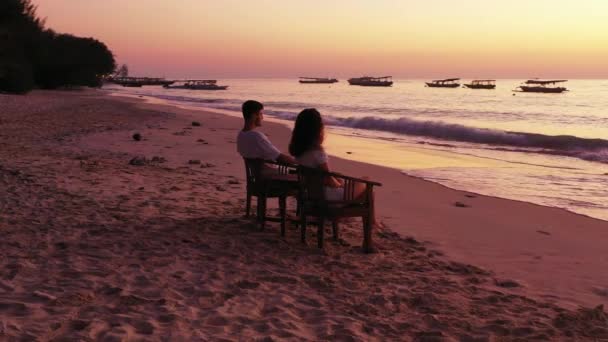 Romantisch Paar Zitten Stoelen Buurt Van Tafel Genieten Van Zonsondergang — Stockvideo