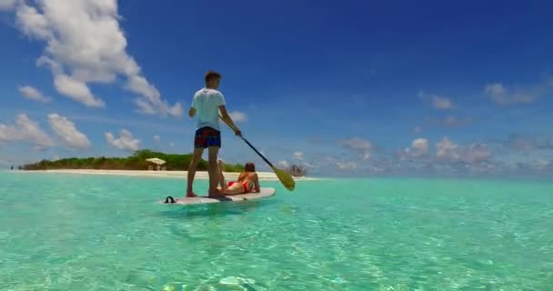 Casal Apaixonado Relaxante Arrepiante Ocean Ilha Tropical Verão Lazer Vídeo — Vídeo de Stock