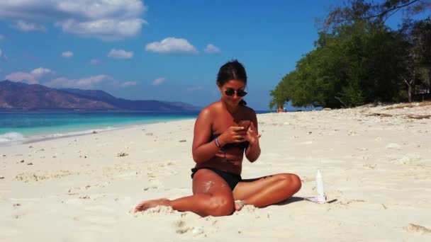 Bella Giovane Donna Utilizzando Smartphone Sulla Spiaggia Tropicale — Video Stock