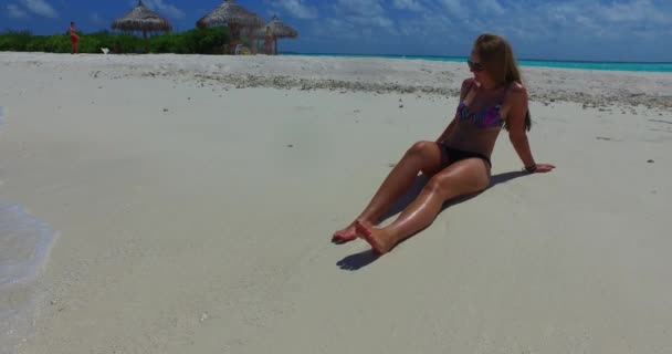 Mulher Sorridente Biquíni Colorido Relaxante Praia Maldivas — Vídeo de Stock