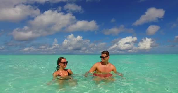 Jovem Casal Apaixonado Divertindo Descansando Belo Oceano Ilha Tropical Imagens — Vídeo de Stock