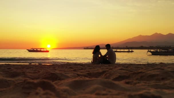 Vista Una Pareja Sentada Hablando Playa Arena Por Noche — Vídeo de stock