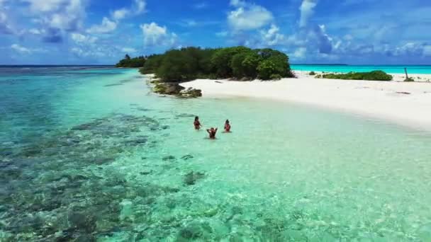 Щасливі Жінки Відпочивають Тропічному Екзотичному Пляжі Вдень Мальдівах — стокове відео