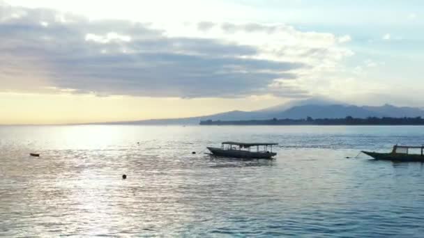 Ηλιοβασίλεμα Απαλά Απαλά Απαλά Χρώματα Αγκυροβολημένα Σκάφη Και Φόντο Βουνών — Αρχείο Βίντεο