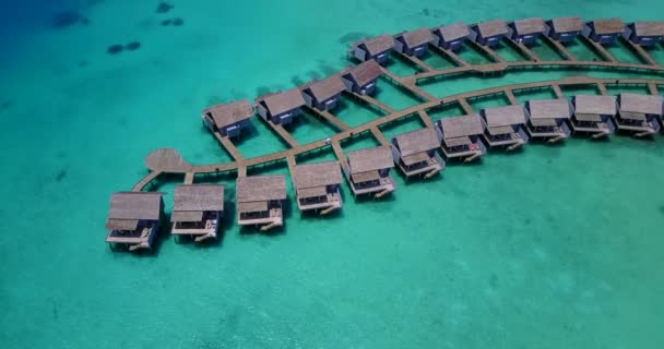 Voando Acima Filas Bangalôs Mar Paisagem Verão Maldivas — Vídeo de Stock