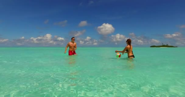 Νεαρό Ευτυχισμένο Ζευγάρι Στην Παραλία Καθαρά Νερά Και Λευκή Παραλία — Αρχείο Βίντεο