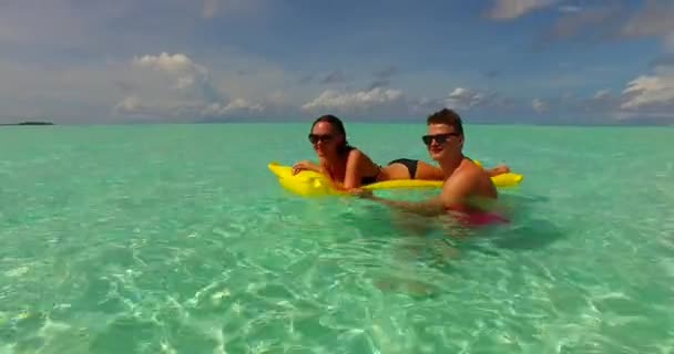 Filmagem Jovem Casal Descansando Oceano — Vídeo de Stock