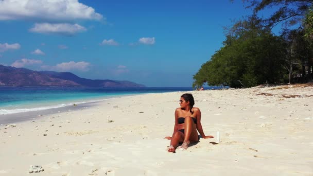 Hermosa Joven Tomando Sol Playa Tropical — Vídeos de Stock