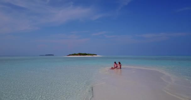 Sladký Pár Baví Pobřeží Modrým Nebem Tyrkysové Moře Maledivách — Stock video