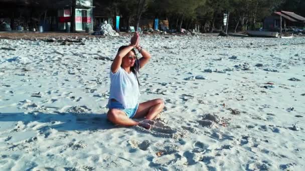 砂浜に座ってヨガを作る女の子 — ストック動画