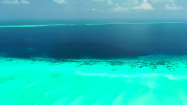 明亮的绿色和深蓝色海景 印度尼西亚巴厘夏季异国情调之旅 — 图库视频影像