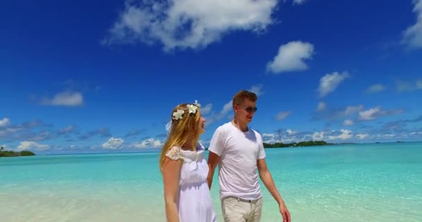快乐的夫妻在热带海滩醒来 — 图库视频影像