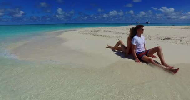 Prachtige Maagdelijke Oever Van Blauwe Zee Wit Zandstrand Paar Ontspannen — Stockvideo