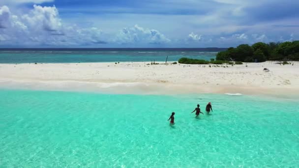 Vista Aérea Hermosas Chicas Jóvenes Playa Tropical — Vídeos de Stock