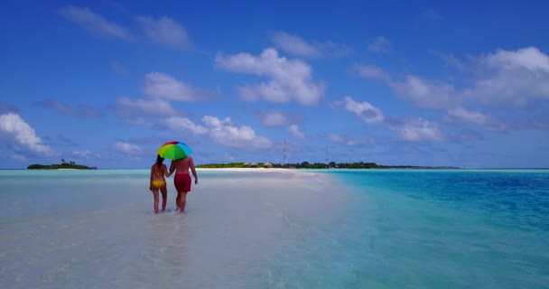 Молода Щаслива Пара Відпочиває Тропічному Пляжі Ямайки Концепція Туристичних Відпусток — стокове відео