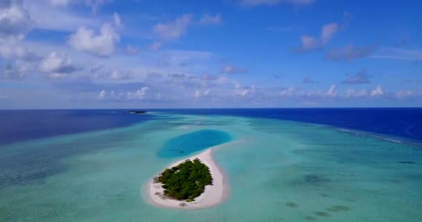 緑の島のターコイズブルーの海の景色 ボラの夏のシーン フランス領ポリネシア — ストック動画