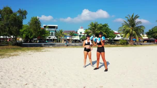 Meninas Fazendo Exercício Praia — Vídeo de Stock