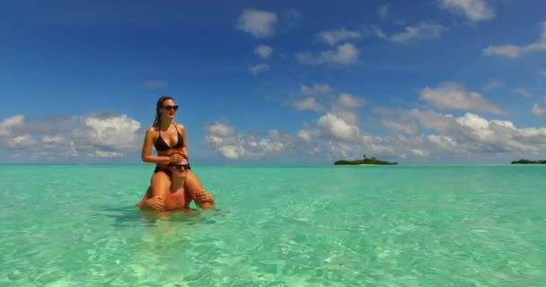 Schönes Paar Genießt Flitterwochen Urlaub Exotischen Strand Der Tropischen Insel — Stockvideo