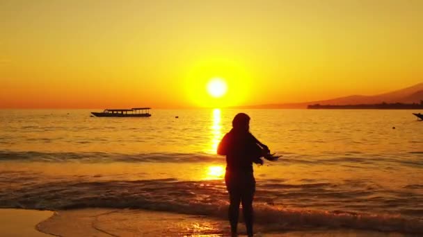 Vrouw Die Het Strand Loopt — Stockvideo