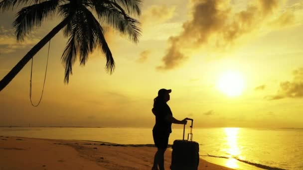 Жінка Стоїть Тропічному Пляжі Валізою Заході Сонця — стокове відео