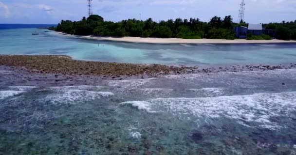 Altında Taşlar Olan Şeffaf Deniz Dalgaları Maldivler Yaz Manzarası — Stok video