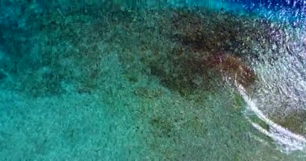 Drönare Flyger Ovanför Transparent Akvamarin Grunt Vatten Med Korallbotten Sommar — Stockvideo