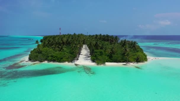 Διαφανής Θάλασσα Και Τροπικό Νησί Ταξιδεύοντας Στις Μαλδίβες — Αρχείο Βίντεο