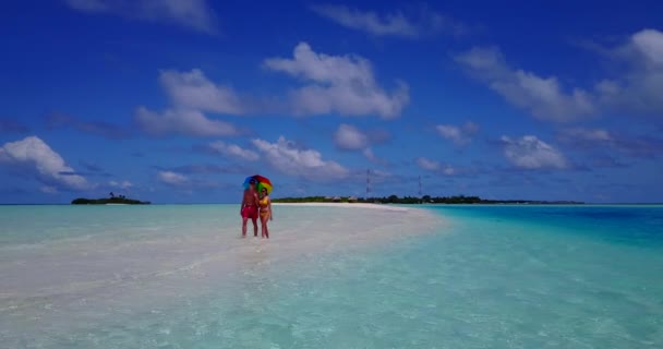 Casal Feliz Relaxando Praia Tropical Cuba Conceito Viagem — Vídeo de Stock