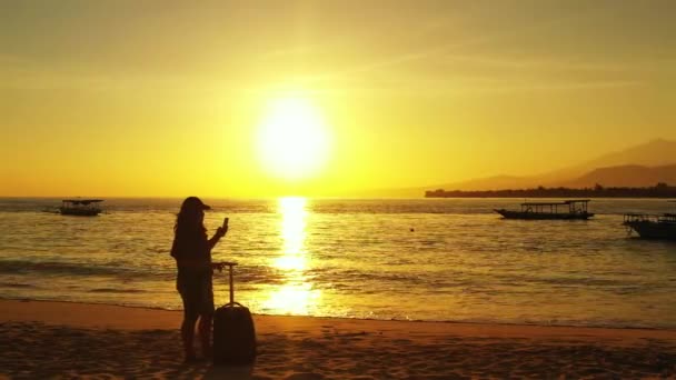 Πλευρική Άποψη Της Γυναίκας Waling Στην Παραλία Του Ωκεανού Ηλιοβασίλεμα — Αρχείο Βίντεο