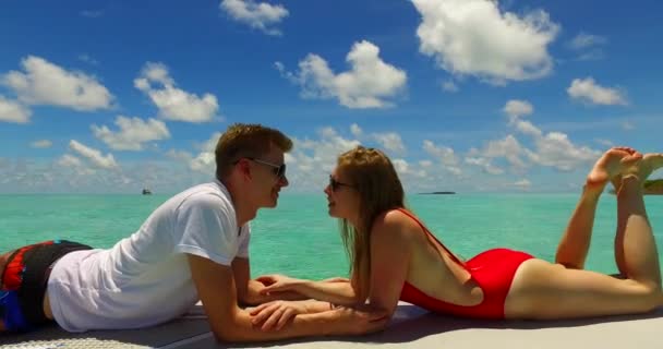 Parejas Jóvenes Tabla Surf Surfeando Juntas Mar Azul Turquesa República — Vídeos de Stock