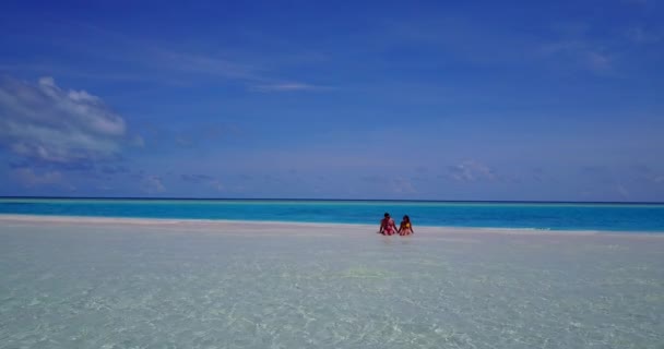 一对快乐的夫妇在古巴的热带海滩上放松 旅行概念 — 图库视频影像