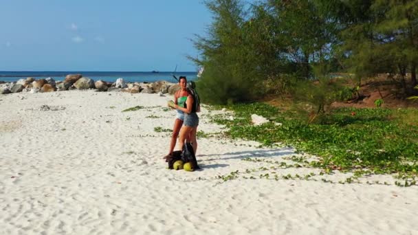 Duas Jovens Amigas Costa Mar Arenoso Com Bagagens Lado Deles — Vídeo de Stock