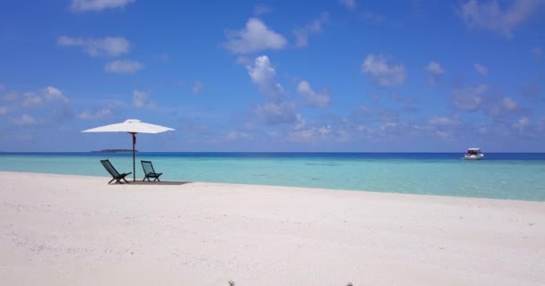 Seashore Met Parasol Stoelen Natuurlijke Omgeving Van Gili Trawangan Indonesië — Stockvideo