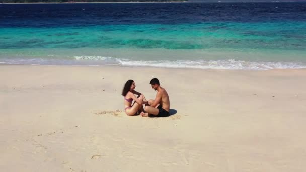 Vídeo Casal Uma Praia Areia Mulher Homem Sentado Frente Outro — Vídeo de Stock