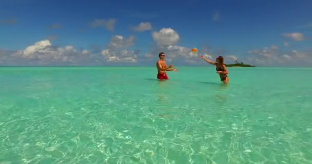 Encantador Casal Divertindo Oceano — Vídeo de Stock