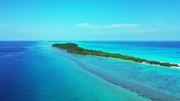 Wspaniała Sceneria Olśniewających Białych Wysp Tajlandii Turkusowym Niebieskim Krajobrazem Morskim — Wideo stockowe