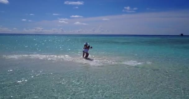 Feliz Casal Romântico Praia Tropical — Vídeo de Stock