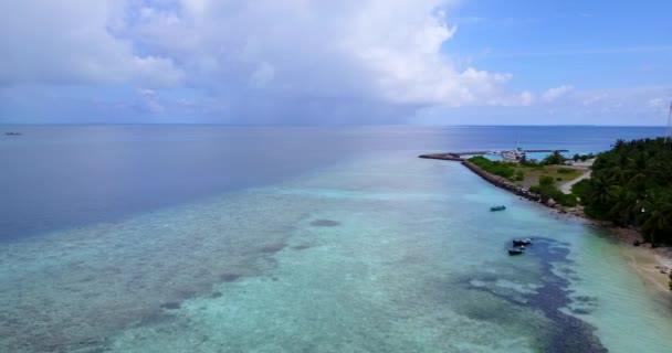 Hermosa Isla Verde Con Aguas Turquesas Del Mar Muelle Escena — Vídeo de stock